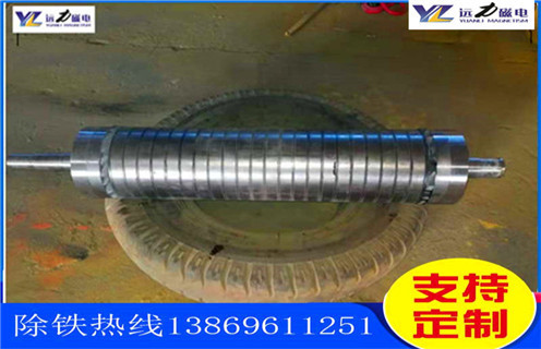 石英砂除鐵磁選機(jī)的性能特點(diǎn)_釩鈦鐵礦石英砂除鐵磁選機(jī)的性能特點(diǎn)型號(hào)參數(shù)及磁場(chǎng)強(qiáng)度，石英砂除鐵磁選機(jī)按磁場(chǎng)的強(qiáng)度分強(qiáng)磁除鐵機(jī)和低磁除鐵機(jī)，強(qiáng)磁除鐵機(jī)的磁場(chǎng)強(qiáng)度在12000高斯到15000高斯之間，低磁除鐵機(jī)的磁場(chǎng)強(qiáng)度在3000高斯左右。不同的礦物的則需要不同的選礦設(shè)備，結(jié)構(gòu)性質(zhì)的不同來選擇不同的磁場(chǎng)。遠(yuǎn)力磁電的磁選設(shè)備型號(hào)齊全，規(guī)格標(biāo)準(zhǔn)，質(zhì)量可靠，是廣大礦山公司的理想合作伙伴。 一、石英砂除鐵磁選機(jī)的性能特點(diǎn)_釩鈦鐵礦石英砂除鐵磁選機(jī)的性能特點(diǎn)型號(hào)參數(shù)及磁場(chǎng)強(qiáng)度 石英砂除鐵磁選機(jī)是一種永磁除鐵器，采用超強(qiáng)稀土永磁釹鐵硼作為磁源，磁笥能穩(wěn)定，磁路設(shè)計(jì)獨(dú)特，此除鐵器磁力強(qiáng)，磁場(chǎng)梯度高，吸力遠(yuǎn)大于國標(biāo)除鐵器;具有自動(dòng)糾偏功能的腰鼓形滾筒，全密封鑄鋼軸承座，保證除鐵器在各種惡劣環(huán)境下長期無故障工作。其廣泛應(yīng)用于煤礦、碼頭、火力發(fā)電、水泥、建材等行業(yè)。 二、石英砂除鐵磁選機(jī)的性能特點(diǎn)_釩鈦鐵礦石英砂除鐵磁選機(jī)的性能特點(diǎn)型號(hào)參數(shù)及磁場(chǎng)強(qiáng)度性能特點(diǎn): 1、采用計(jì)算機(jī)模擬磁路設(shè)計(jì)，磁場(chǎng)分布不合理，透磁深度大。 2、除鐵器本體比電磁除鐵器簡(jiǎn)化，不需勵(lì)磁電源，不需冷卻系統(tǒng)。 3、省電節(jié)能，故障率低。 4、操作簡(jiǎn)單，運(yùn)行安全可靠